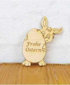Osterhase hält Ei mit Gravur Frohe Ostern im Arm 10 cm zum Aufhängen am Osterstrauch