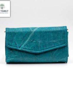 LEAF FAMILY – Vegane und nachhaltige Clutch mit spitz zulaufender Lasche in TÜRKIS aus Teakblättern
