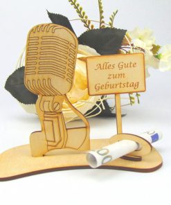 Mikrofon mit Ortsschild und Bühne sowie Geldscheinhalter